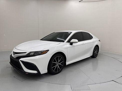 Used 2024 Toyota Camry SE FWD image 2