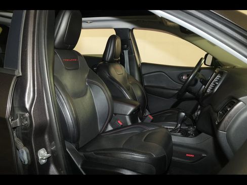Used 2019 Jeep Cherokee Trailhawk AWD/4WD image 31
