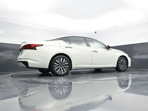 Used 2025 Nissan Altima 2.5 SV FWD image 48