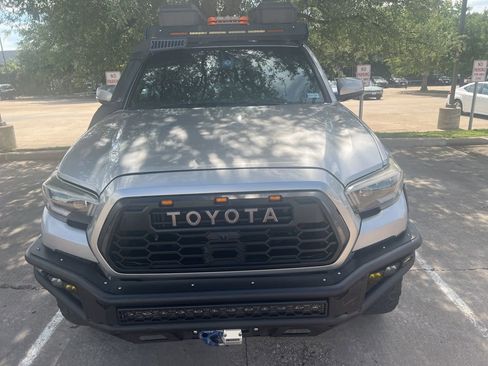 Used 2017 Toyota Tacoma TRD Off-Road AWD/4WD image 7