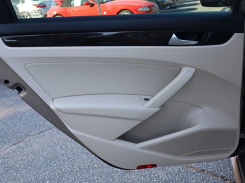 Used 2015 Volkswagen Passat TDI SEL Premium image 10