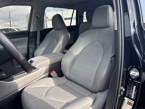 Used 2023 Toyota Highlander XLE image 16