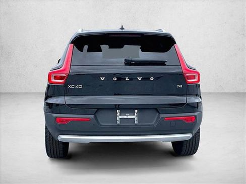 Used 2021 Volvo XC40 T4 Momentum w/ Premium Package image 4