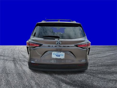 Used 2022 Toyota Sienna XLE image 5