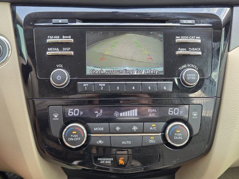 Used 2015 Nissan Rogue SV FWD image 23