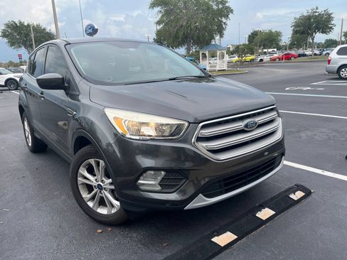Used 2019 Ford Escape SE FWD image 1