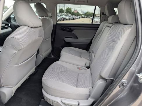 Used 2023 Toyota Highlander LE FWD image 28
