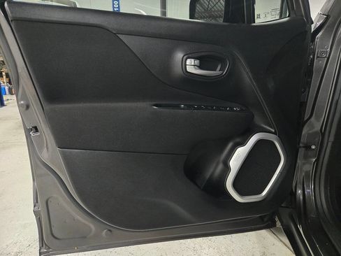 Used 2018 Jeep Renegade Latitude w/ Advanced Technology Group image 10