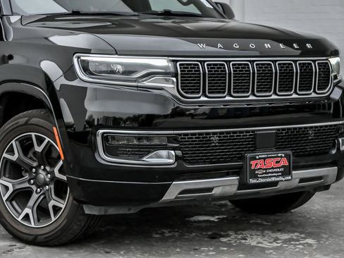Used 2023 Jeep Wagoneer L Series III w/ Preferred Equipment Group AWD/4WD image 3
