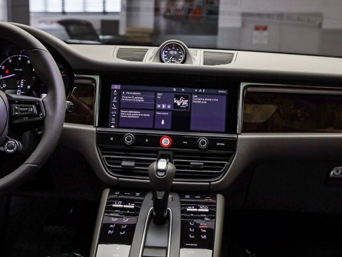 Used 2025 Porsche Macan image 17