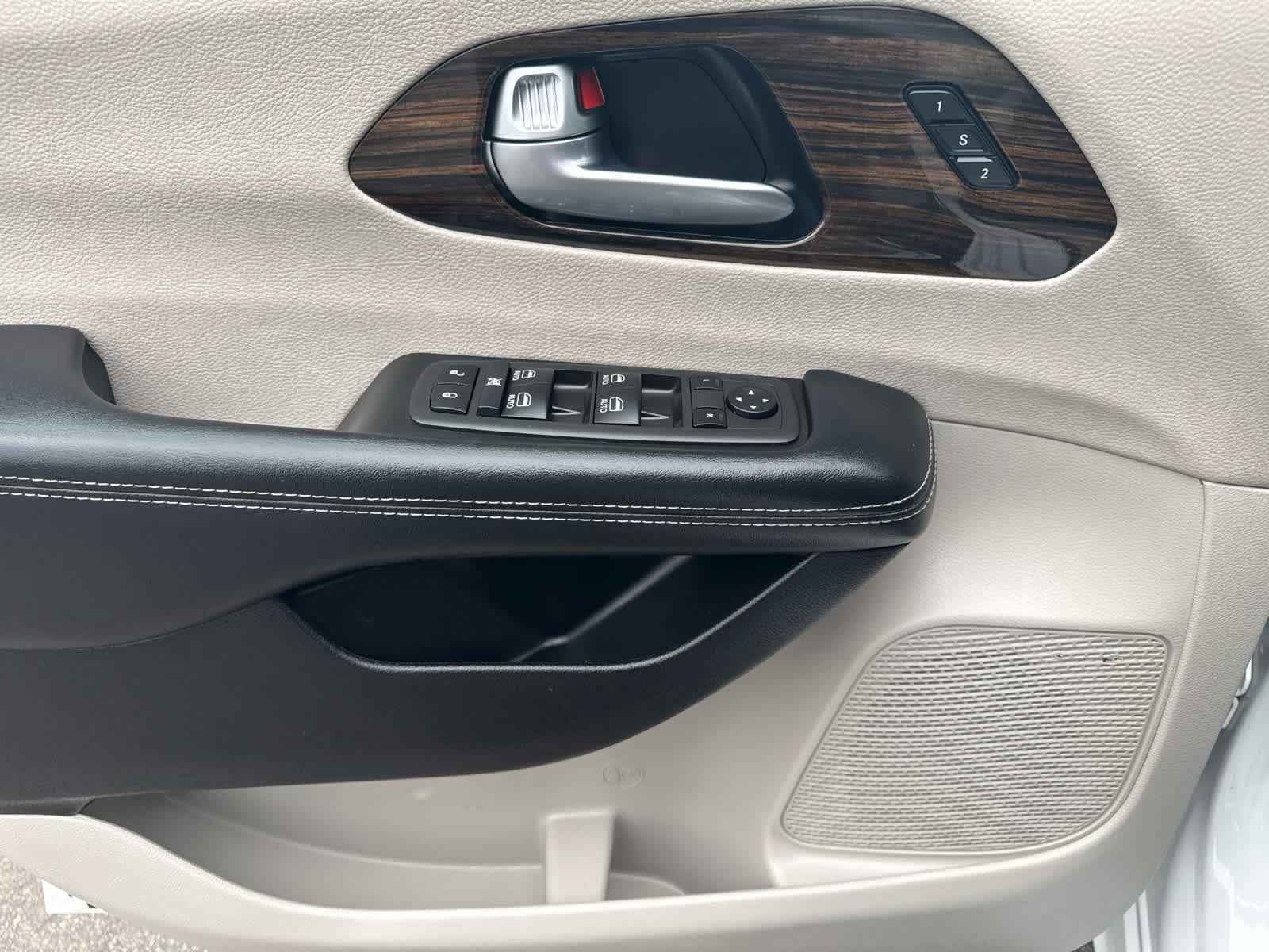 Used 2022 Chrysler Pacifica Limited FWD image 10