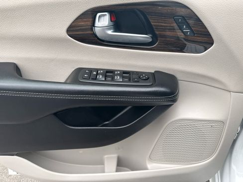 Used 2022 Chrysler Pacifica Limited FWD image 10