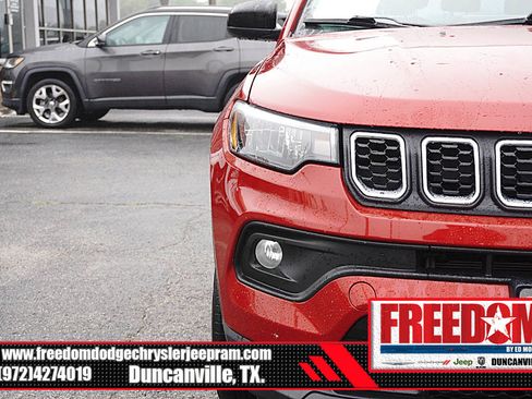Used 2025 Jeep Compass Latitude AWD/4WD image 15