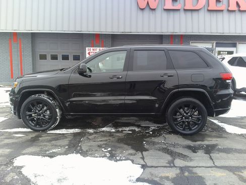 Used 2022 Jeep Grand Cherokee Laredo X image 3