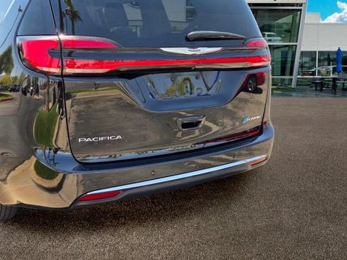 Used 2024 Chrysler Pacifica Limited FWD image 5