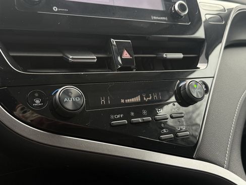 Used 2022 Toyota Camry SE image 19