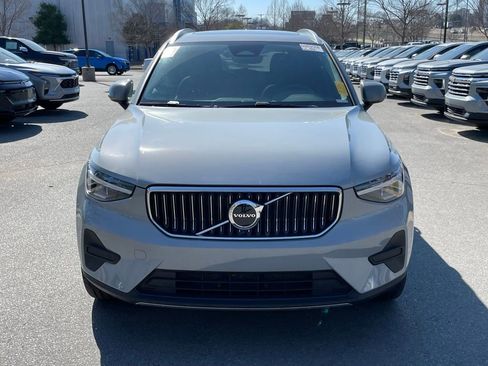 Used 2025 Volvo XC40 B5 Core image 2