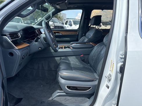 Used 2023 Jeep Grand Wagoneer Series III AWD/4WD image 9