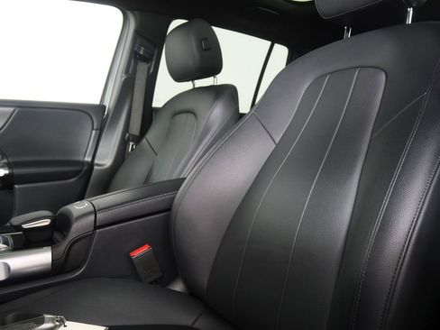 Used 2023 Mercedes-Benz GLB 250 w/ Premium Package image 8