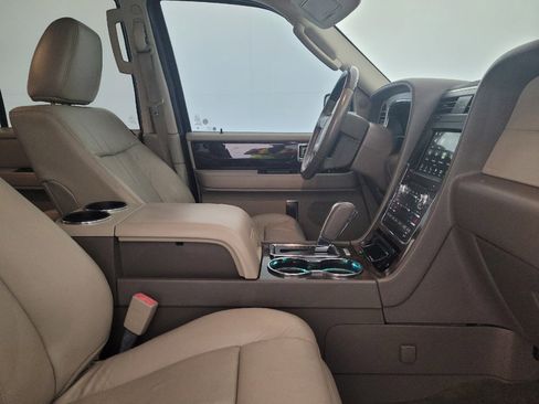 Used 2016 Lincoln Navigator Select RWD image 21