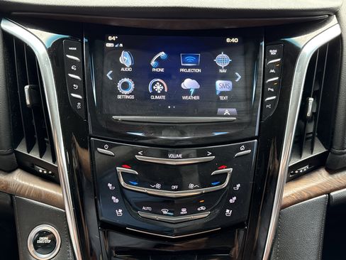 Used 2017 Cadillac Escalade Luxury image 24