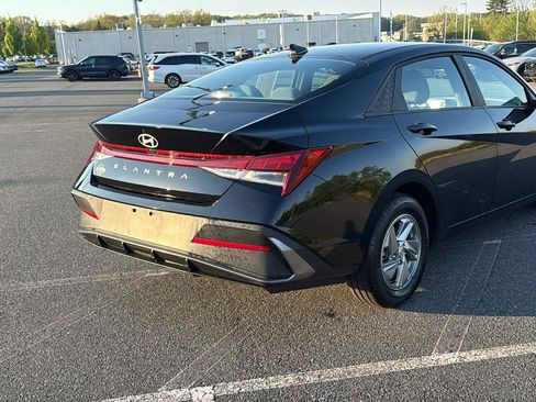 Used 2024 Hyundai Elantra SE FWD image 6