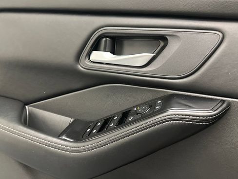 Certified 2025 Nissan Rogue SV AWD/4WD image 17