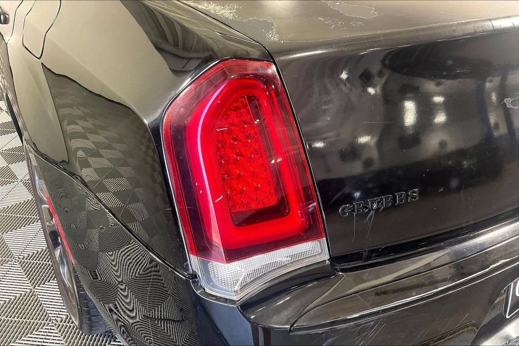 Used 2019 Chrysler 300 S AWD/4WD image 38