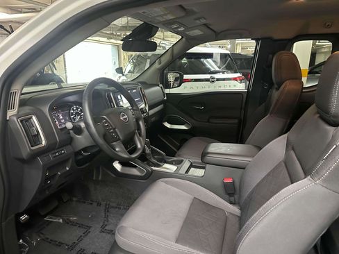 Used 2025 Nissan Frontier SV image 14