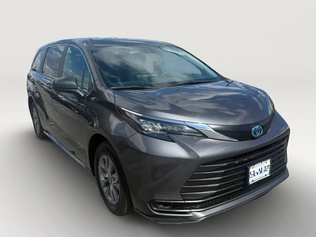 Used 2025 Toyota Sienna LE FWD image 1