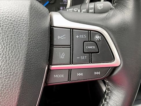 Used 2025 Toyota Highlander XLE AWD/4WD image 23