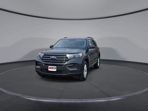 Certified 2024 Ford Explorer XLT image 3