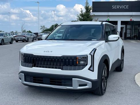 New 2027 Kia Seltos LX FWD image 3