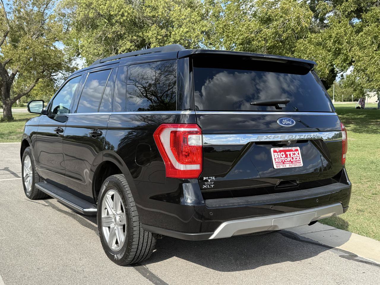 Used 2019 Ford Expedition XLT w/ Equipment Group 202A AWD/4WD image 7