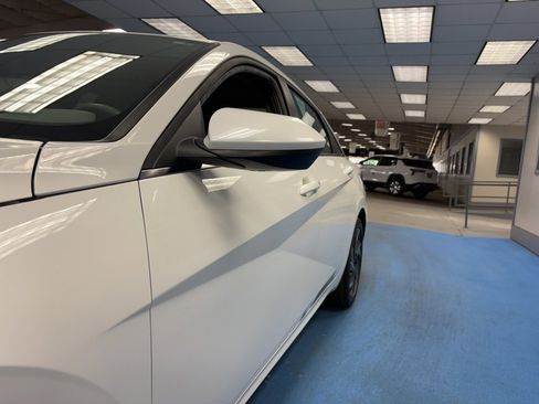 Used 2025 Hyundai Elantra SEL image 17