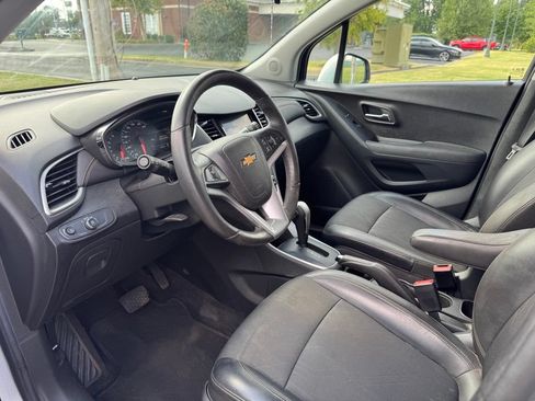 Used 2018 Chevrolet Trax LT w/ LT Convenience Package FWD image 11