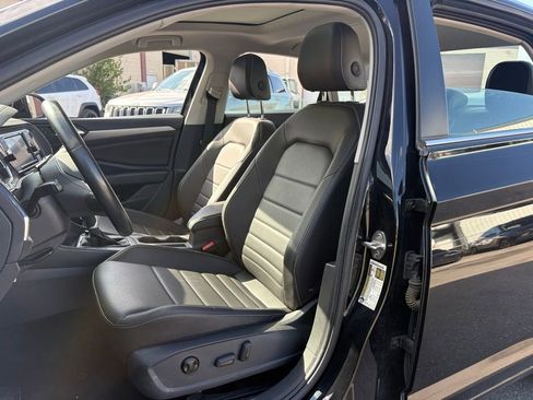 Used 2024 Volkswagen Jetta SE FWD image 9