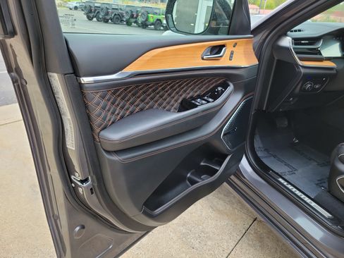 Used 2023 Jeep Grand Cherokee Summit AWD/4WD image 6