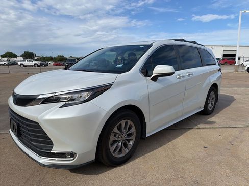 Used 2022 Toyota Sienna XLE FWD image 1