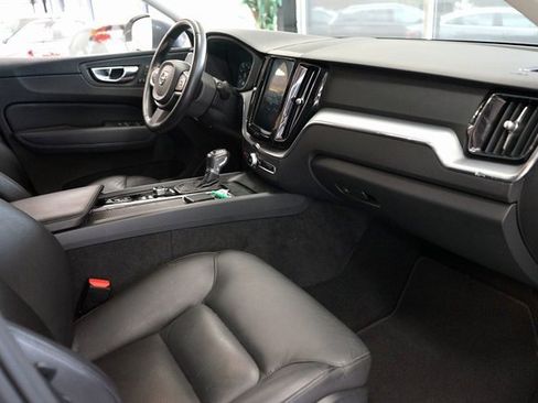 Used 2020 Volvo XC60 T5 Momentum image 45