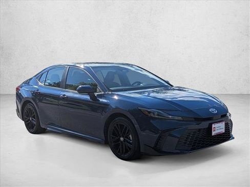 Used 2025 Toyota Camry SE FWD image 3