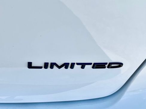 Used 2025 Chrysler Pacifica Limited FWD image 50