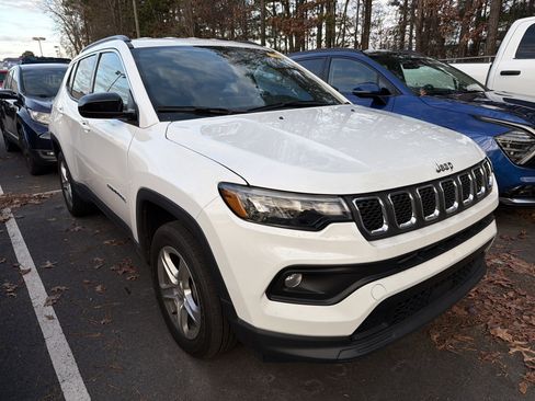 Used 2023 Jeep Compass Latitude image 4