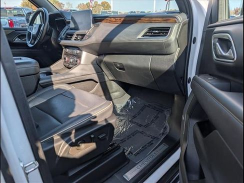 Used 2023 Chevrolet Suburban Premier image 25