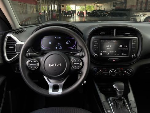 Used 2025 Kia Soul LX w/ LX Technology Package FWD image 12