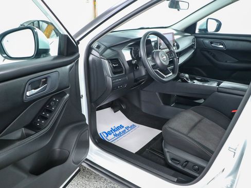Used 2024 Nissan Rogue SV FWD image 3