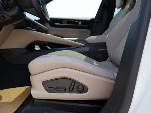 New 2025 Porsche Macan Electric image 38