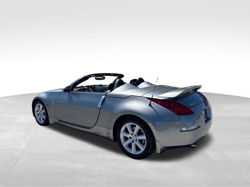 Used 2005 Nissan 350Z Touring RWD image 12