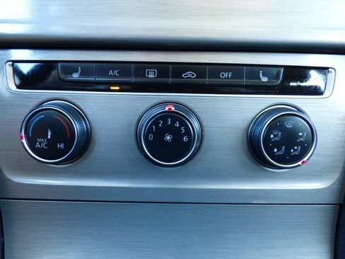 Used 2017 Volkswagen Golf SE image 13