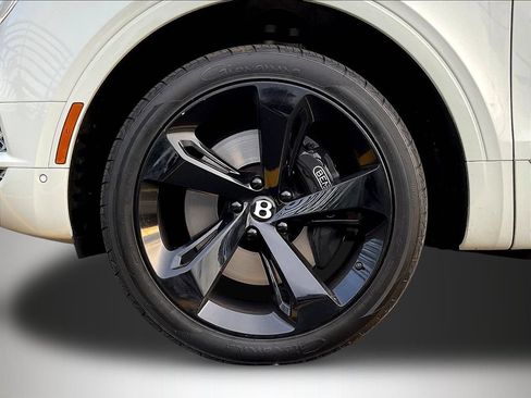 Used 2017 Bentley Bentayga AWD/4WD image 32